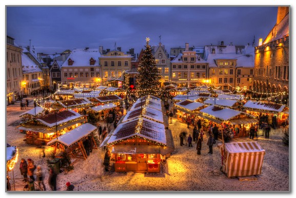 Рождественская ярмарка на главной площади Таллинна