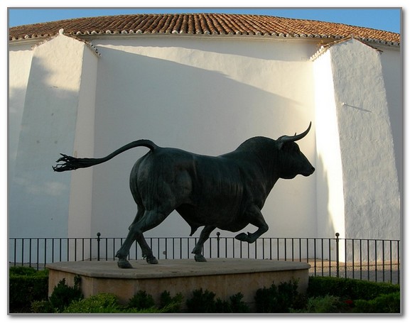 Памятник быку в Ронде