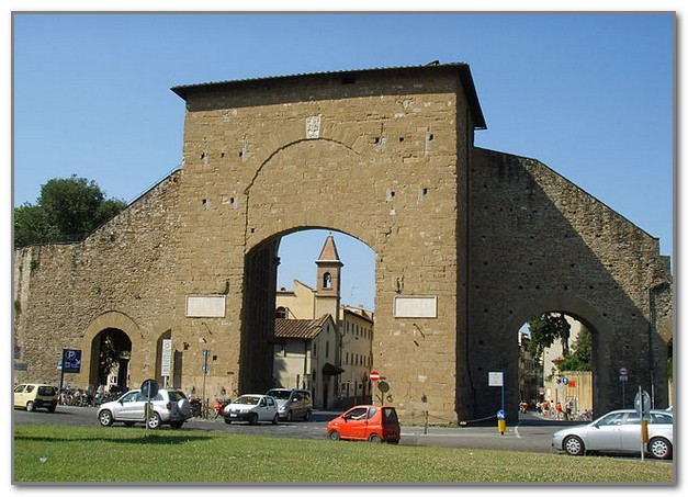 От этих ворот начинался путь из Флоренции в Рим