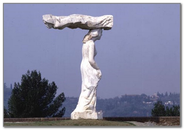 Интересная скульптура у ворот Порта Романо