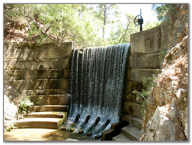 Водопад в парке на Родосе