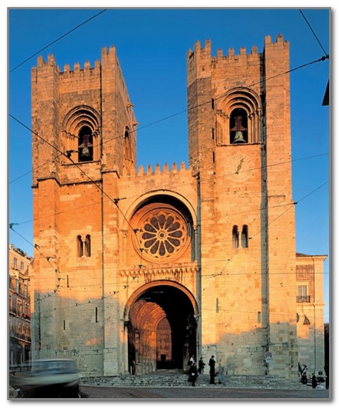 Мощные башни собора видны из многих точек города