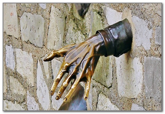 Если пожать скульптуре руку - будет счастье