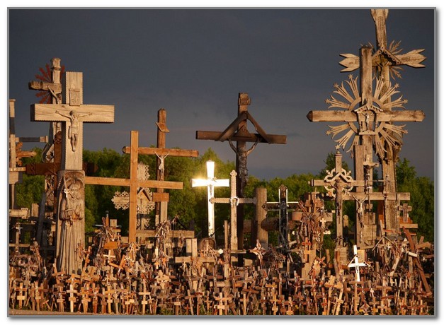 Традиционные литовские кресты имеют языческую символику