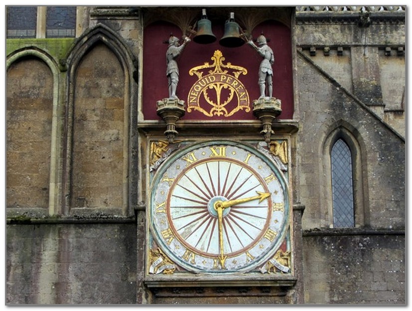 Часы на соборе Уэллса