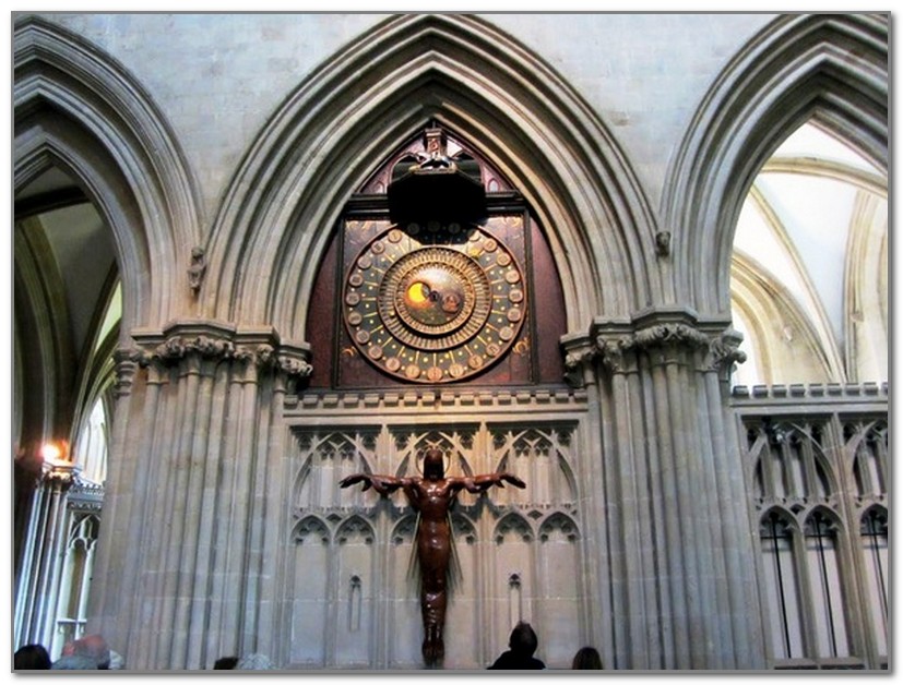 часы внутри собора Уэллса